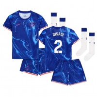 Camisa de Futebol Chelsea Axel Disasi #2 Equipamento Principal Infantil 2024-25 Manga Curta (+ Calças curtas)